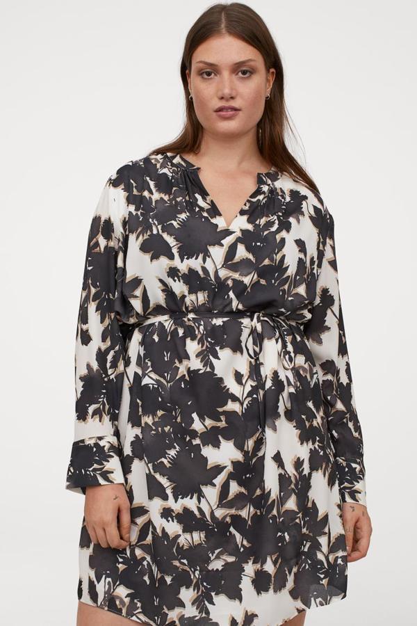 Vestido con estampado de hojas y lazada en la citura. Rebajado de 29,99 a 14,99 euros.