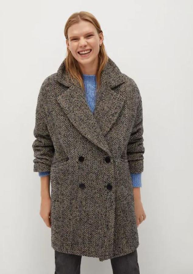 Abrigo cruzado estampado. Rebajado de 79,99 a 49,99 euros.