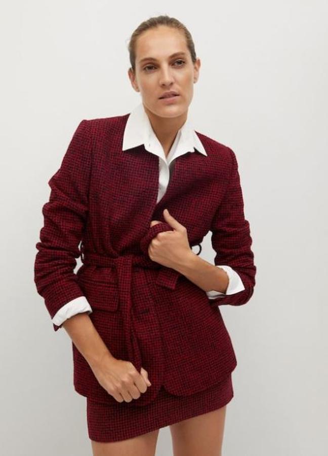 Americana de pata de gallo en color rojo y negro. Rebajada de 59,99 a 39,99 euros.