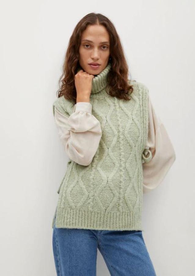 Chaleco de punto de cuello vuelo en verde pastel. Rebajado de 29,99 a 22,99 euros.