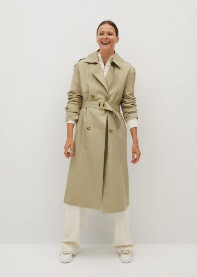 Trench largo clkásico con cinturón. Rebajado de 79,99 a 49,99 euros.