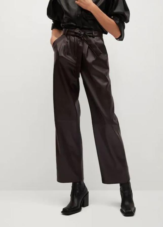 Pantalones efecto piel marrones con cinturón. Rebajados de 39,99 a 25,99 euros.