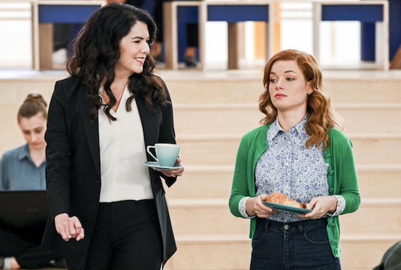 La Extraordinaria Playlist de Zoe. Temporada 2. HBO. 6 de enero.La serie más entrañable y musical de 2020 regresa con nuevos episodios para seguir contándonos la vida de esta joven programadora que trabaja en una firma tecnológica puntera con un amigo que está enamorado de ella y un compañero del que termina enamorándose. Tras el dramático final de la primera entrega, y su futuro romántico por perfilar, los nuevos episodios llegarán cargados de situaciones dispuestas a reconciliarnos con la vida.