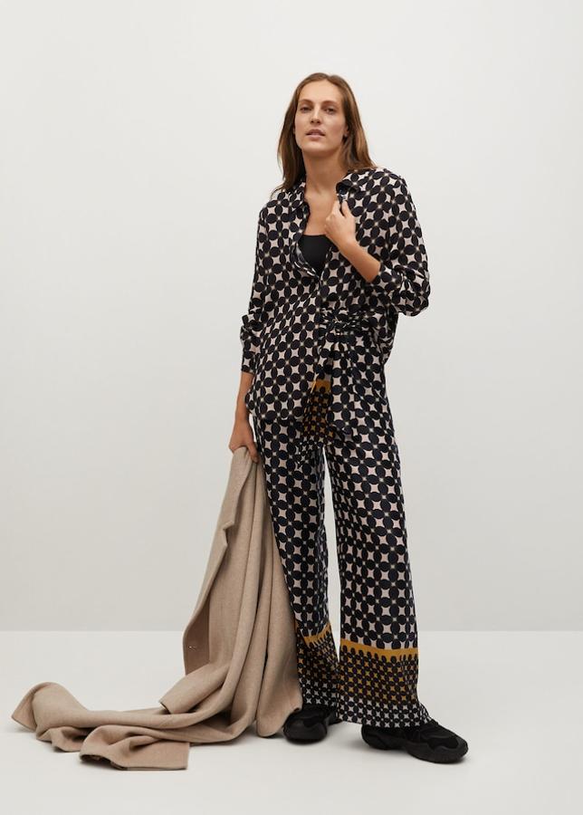 Camisa con estampado geométrico (25,99 €) y pantalones a juego (39,99 €), ambos de Mango.