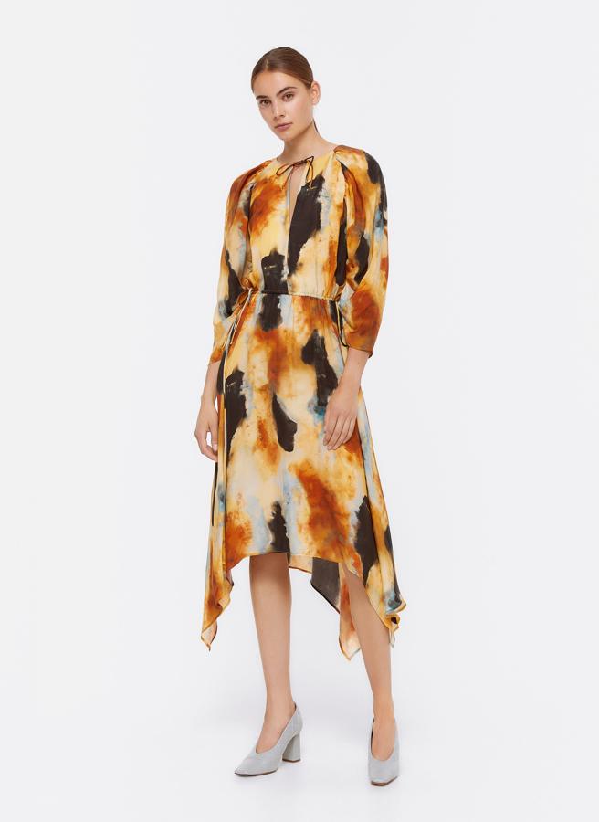Vestido vaporoso de bajo asimétrico y estampado abstracto, de Uterqüe (159 €).