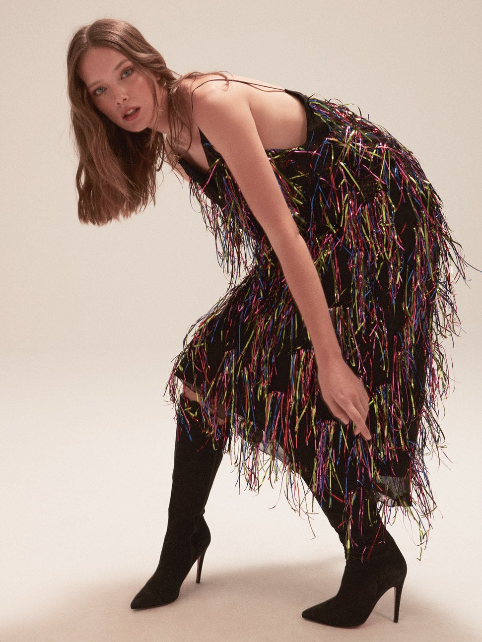 Vestido de Ana Locking y botas de ante, de Mascaró.