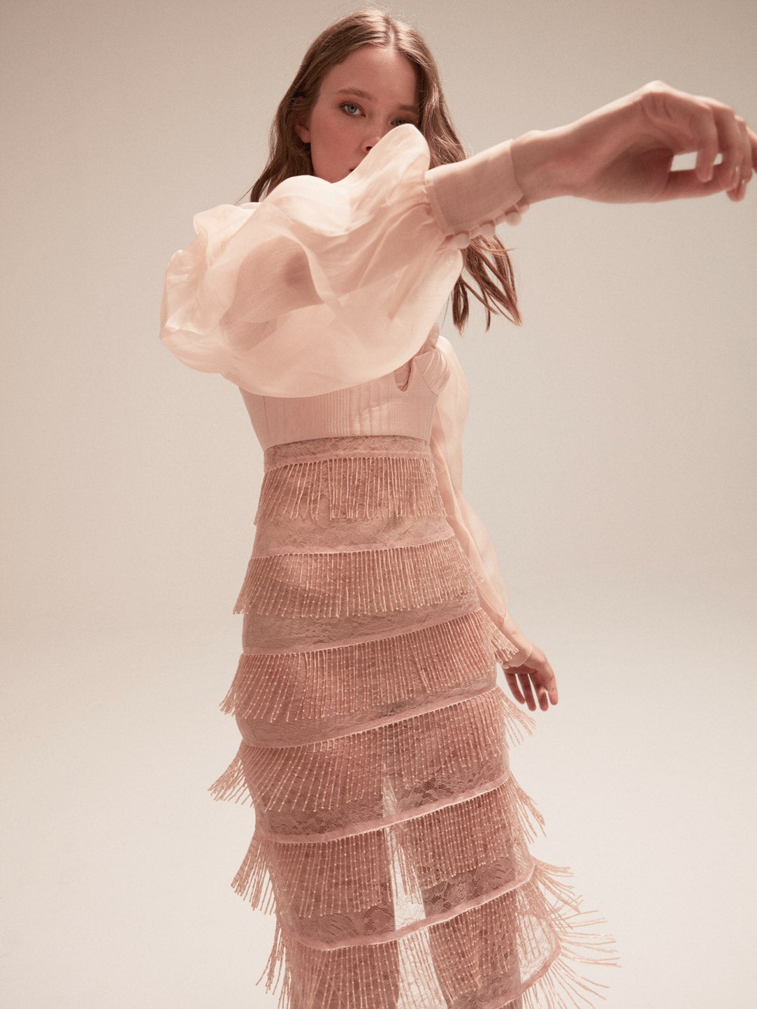 Camisa de gasa transparente con corsé de satén y falda lápiz con flecos de cuentas, todo de Fendi.