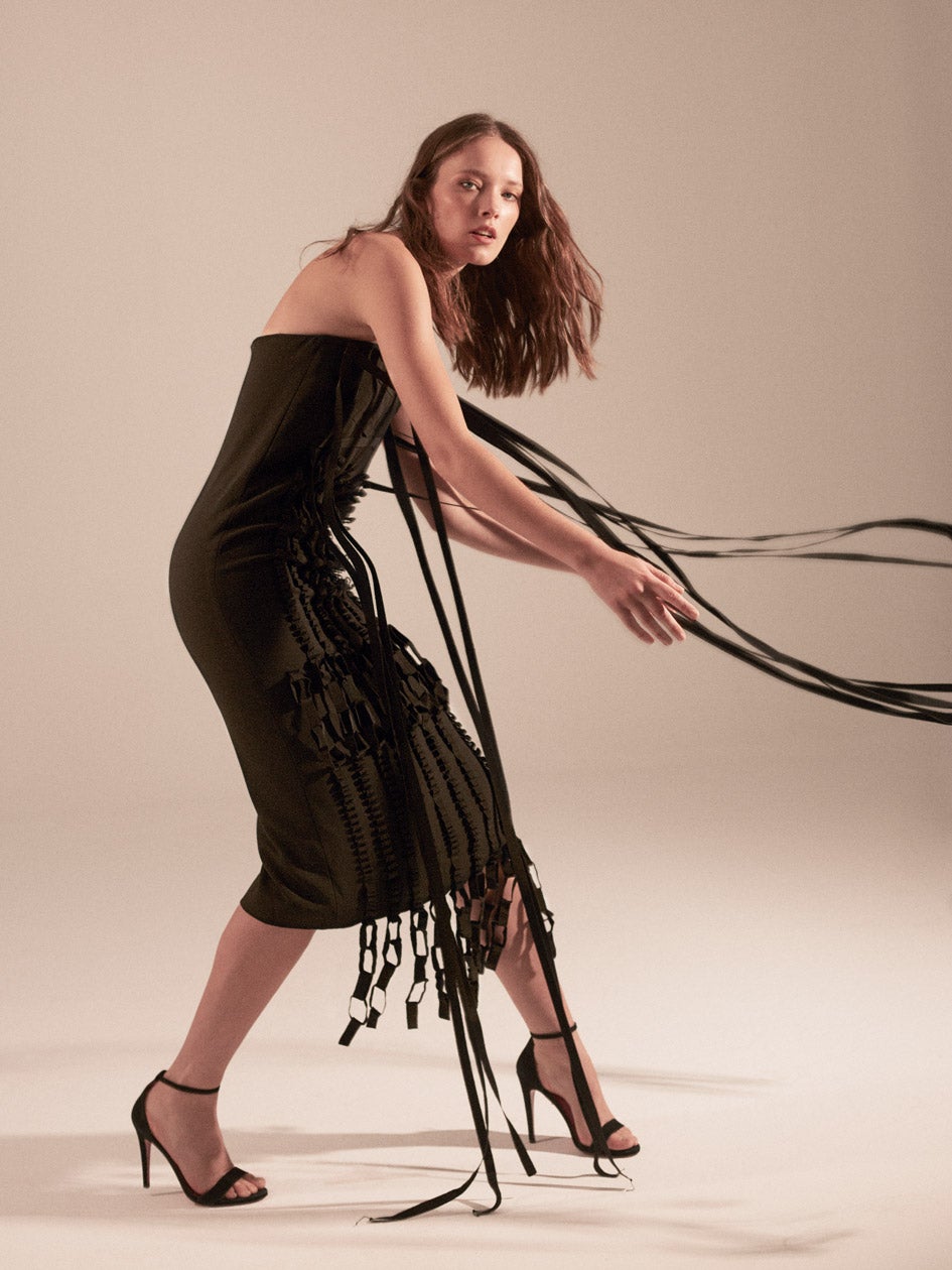 Vestido de Salvatore Ferragamo y sandalias de Mascaró.