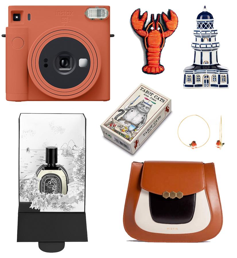 Tras un año en el que nos hemos asomado a la vida con la nariz pegada a la ventana de casa, lo que quieres de verdad es salir a recorrer mundo. Y da igual Bangkok que Palawan, Singapur que el monte Koya, con tal que de el destino esté lo suficientemente lejos. Pero como para eso todavía quedan unos meses, se lo pediremos a los Reyes Magos de 2021. Este año no conformamos con una Instax Square de Fuji que hace fotos instantáneas en formato cuadrado con un espíritu vintage muy Polaroid años 70. Un broche de langosta bordado de Macon & Lesquoy de los que venden en El moderno. Uno de los espectaculares bolsos made in Spain de Mietis Studio, la firma de Barcelona que produce modelos rígidos y estructurados que juraría haber soñado alguna vez (¿o quizá se los he visto a Tilda Swinton en una película de Wes Anderson?). Me lo pediría todo de Augustinus Bader en Abanuc, pero lo que realmente necesito es recargar mis reservas de Doson de Dyptique, así que me pido la edición especial con paisaje de papel incorporado. En la lista también están el Tarot de los gatos ilustrado por Ana de Juan de Fournier (cumplen 150 años), el faro de la Isla de Ons de Sargadelos y unos pendientes de Nach con petirrojos. Y paro ya ¿no?