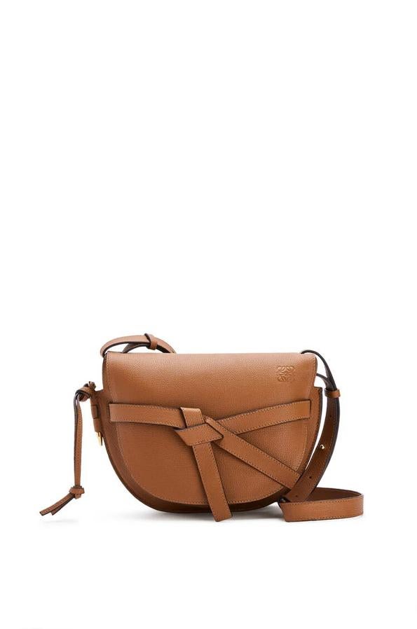 Este año, pido a los Reyes un capricho de esos que, a medio plazo, se convierte en una inversión genial en nuestro fondo de armario: el bolso Gate de Loewe (1.750 euros), un 'it bag' clásico, atemporal, cómodo y con mucho estilo que me puedo poner casi en cualquier situación, porque siempre es un acierto. Elaborado en piel de ternera, queridas Majestades, prefiero el color cámel, que combina con todo. Además, como se puede llevar tipo bandolera, es perfecto para usarlo cuando salgo a pasear con mi hija y que no se me caiga ni me estorbe al conducir el carrito.