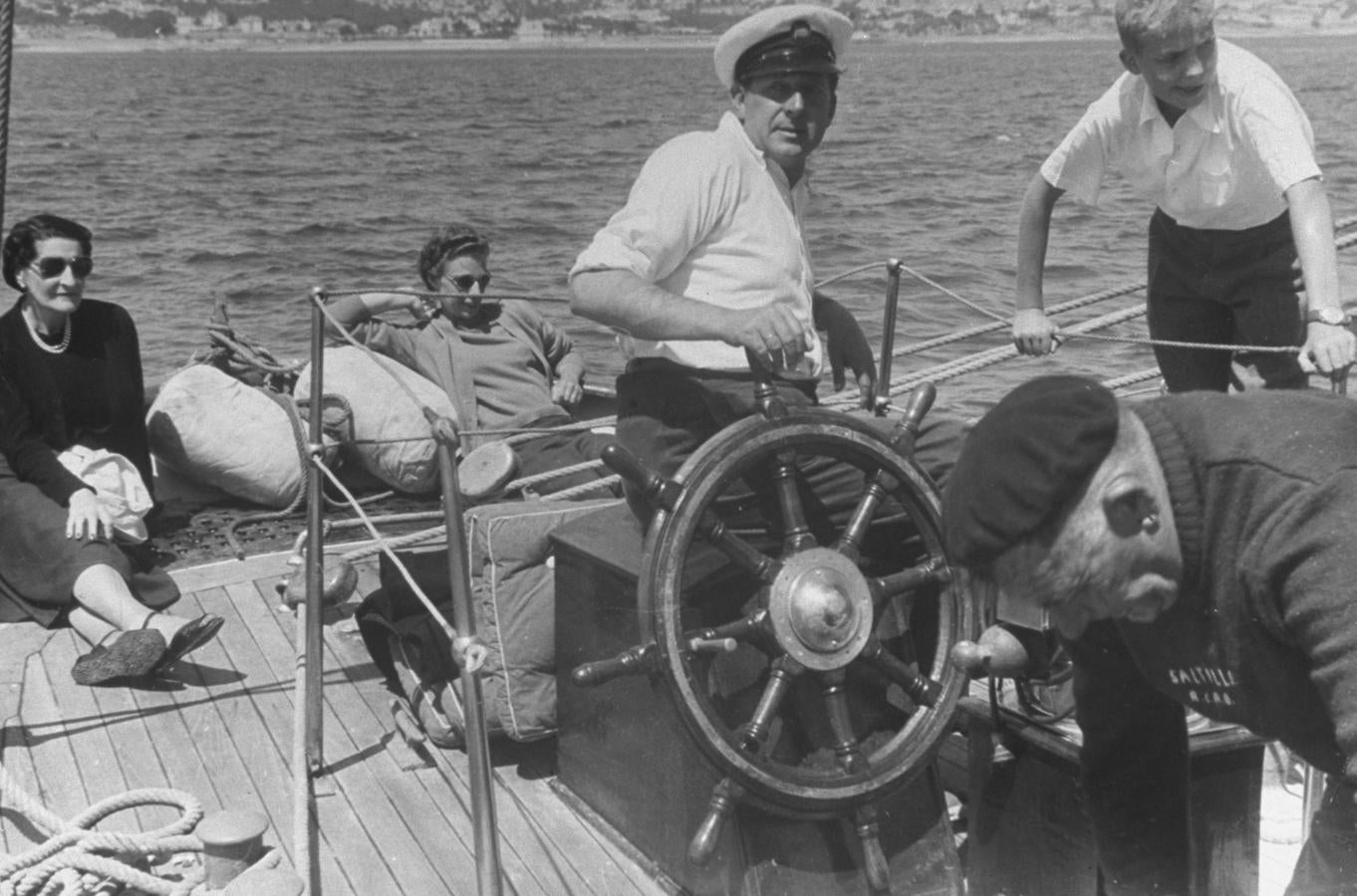 La instauración de la II República en España hizo que la Familia Real marchara al exilio: primero, Roma, donde nació don Juan Carlos el 5 de enero de 1938 y, después,  Estoril, refugio de la realeza europea durante la II Guerra Mundial . Con 10 años, el futuro Rey vino a vivir a España con el beneplácito de Franco, para formarse en el país del que más tarde sería el Jefe del Estado.