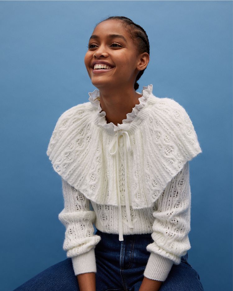 Este jersey súper original, femenino y muy romántico de Mango cuesta 29.99 euros y queda fenomenal con vaqueros de tiro alto.