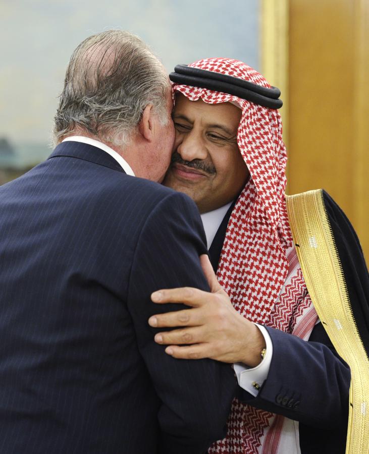 En octubre de 2011, el gobierno de Arabia Saudí adjudicó la construcción del AVE a La Meca al consorcio Al-Shoula, formado por 12 empresas españolas. Según unas filtraciones que hizo Corinna zu Sayn-Wittgenstein (les suena el nombre, ¿no?) al excomisario Villarejo, se habrían pagado 80 millones en comisiones por la concesión, parte de las cuales podrían haber ido a parar a los bolsillos del Emérito.