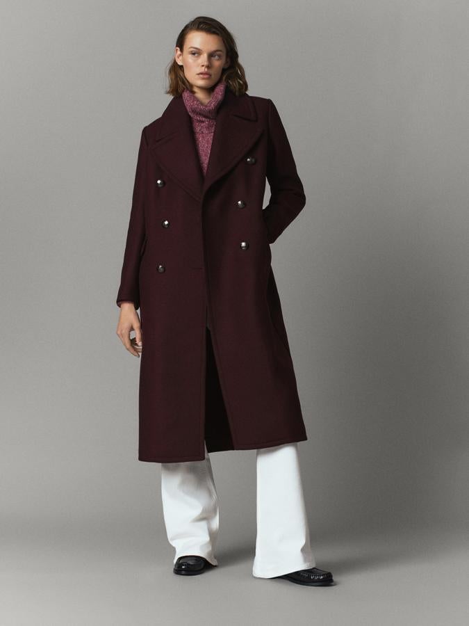 Este abrigo largo de Massimo Dutti en color berenjena confeccionado con lana viene con cierre de doble botonadura a contraste, dos bolsillos con solapa, bajo con abertura en la parte posterior y cuello con solapa. Disponible entre las tallas 34 y 42, cuesta 199 euros.