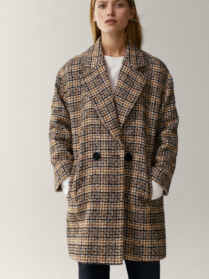 Estampado de cuadros en beige y negro sobre fondo crudo para este abrigo de Massimo Dutti con cuello con solapa, cierre frontal de botones a contraste y dos bolsillos laterales al bies. Cuesta 169 euros y podemos encontrarlo entre las tallas XS y L.