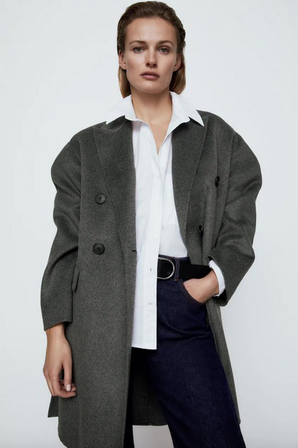 Confeccionado con tejido en mezcla de lana, este abrigo de Zara en color gris viene con bolsillos delanteros con sola, solapa con cuello y muesca y cierre de botones a contraste cruzado. Tiene un precio de 79,95 euros y está disponible entre las tallas XS y XL.