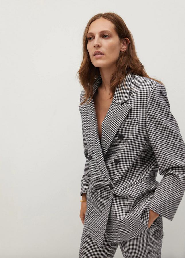 De venta exclusiva en la web de Mango, esta americana de diseño estructurado confeccionada en algodón viene con cuello de pico con solapa con muesca, hombreras y bolsillos laterales. De 69,99 euros ha pasado a costar 39,99 euros y está disponible únicamente en la talla S.