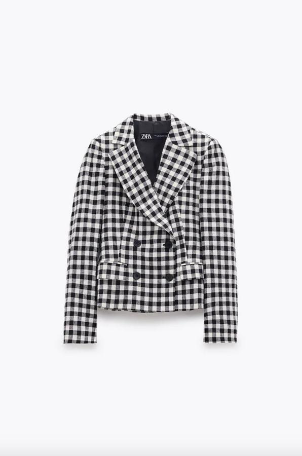 Diseño cropped para esta blazer de Zara confeccionada en mezcla de lino con cuello y solapa. Viene con cierre frontal de botones en color negro, bolsillos laterales con solapa y podemos encontrarla entre las tallas XS y L por 49,95 euros.