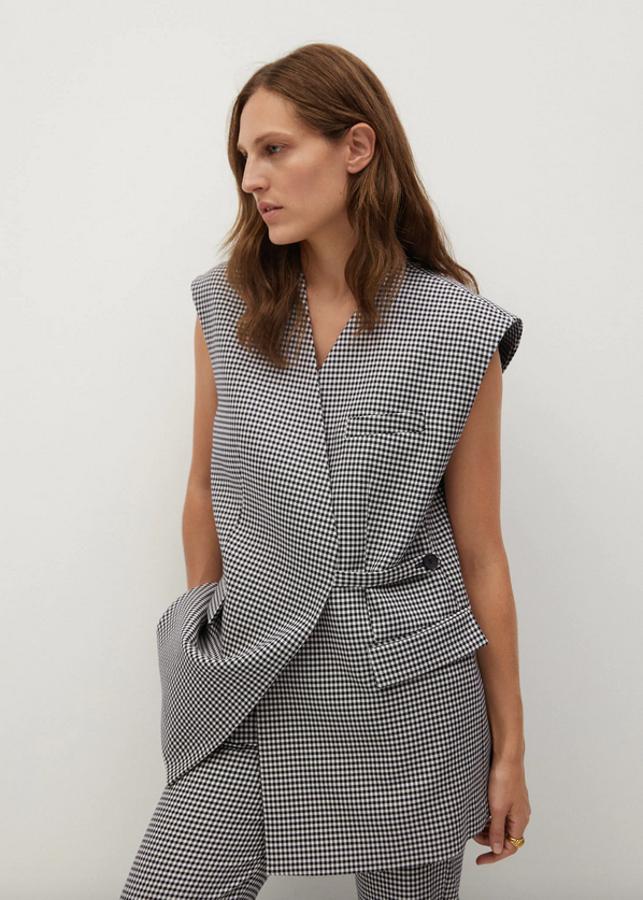Disponible en exclusiva en la web de Mango, este chaleco de diseño medio estructurado cruzado y tejido fluido viene con escote de pico y bolsillos laterales con solapa. Está rebajado y de 59,99 euros ha pasado a costar 29,99 euros, pero en la web tendrás que apuntarte en la lista de espera.