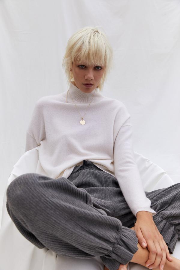 Jersey de cachemir en tono crudo, de Sfera (39,99 €) combinado con pantalones de bajo elástico en micropana de algodón.