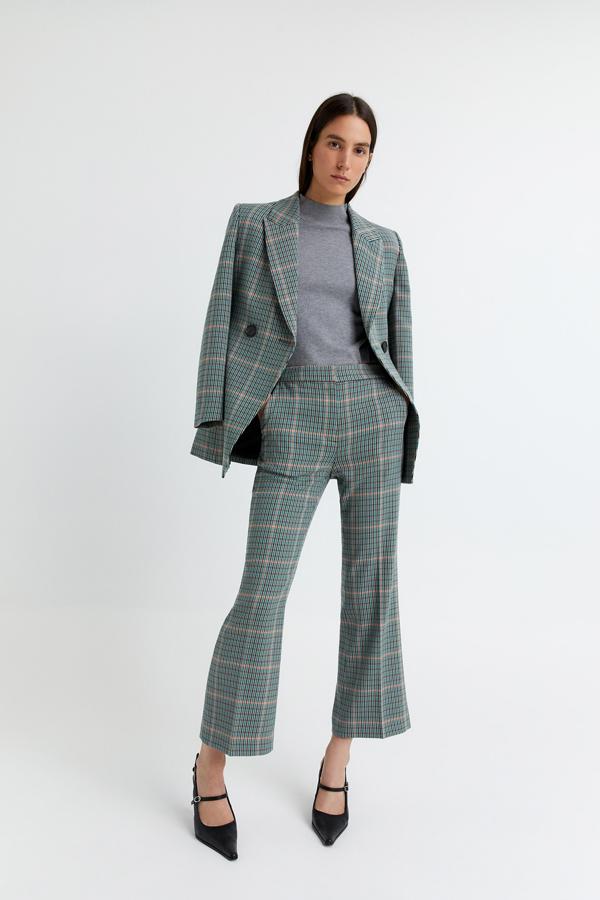 Combinado con un traje de chaqueta de cuadros, perfecto para ir a la oficina. Todo de Sfera.