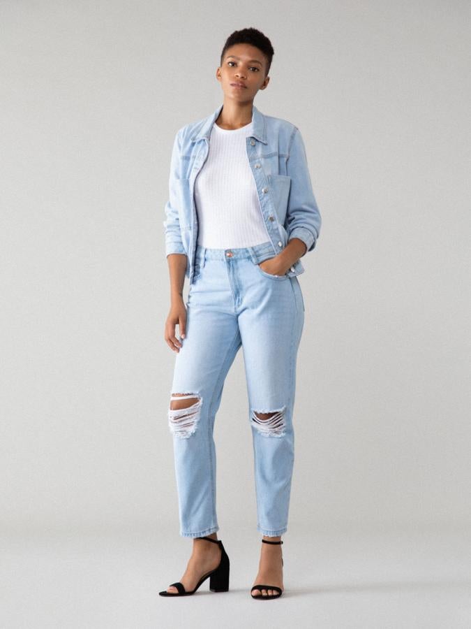 Nos encanta este modelo de Lefties porque tiene un azul diferente y la cazadora vaquera a juego para llevar el conjunto a modo traje informal. Son de corte boyfriend y llevan rotos en ambas rodillas (19,99 euros).