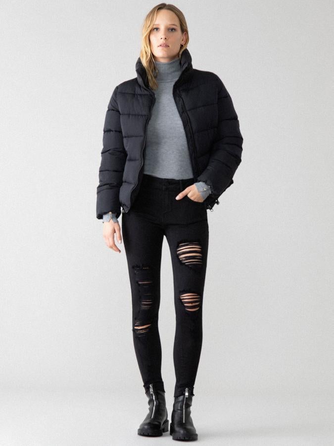 De nuevo en Lefties encontramos los que tienen el precio más asequible, son de corte pitillo en color negro y tienen bastantes rotos que hacen casi un efceto de rayas (17,99 euros).