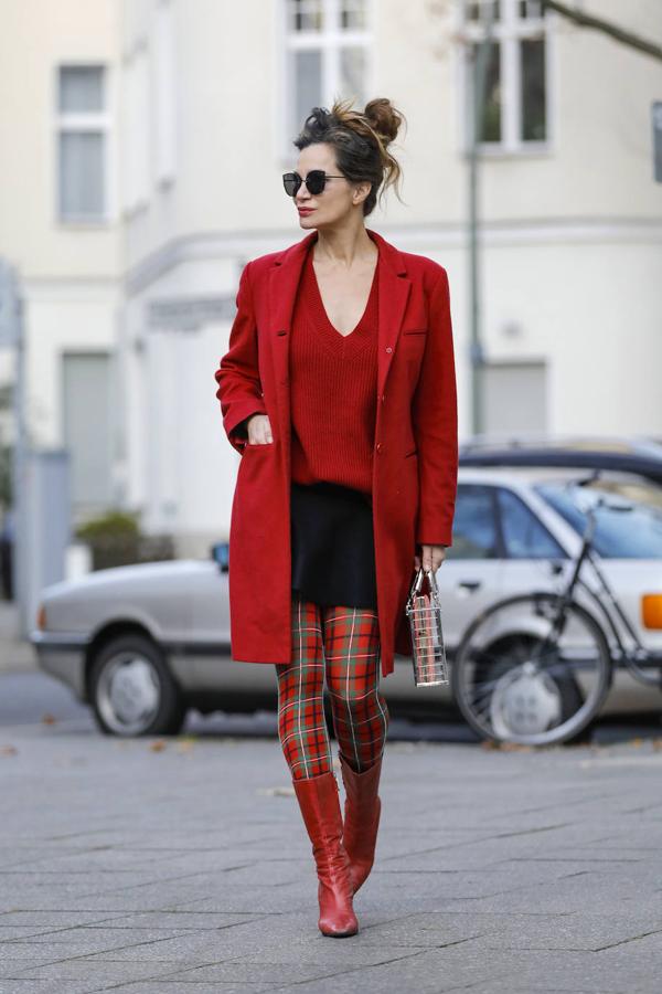 Para animar los días más fríos, los tonos intensos son el mejor recurso. Y llevarlos de pies a cabeza, incluyendo declinaciones como el tartán en las medias, un sinónimo de elegancia.