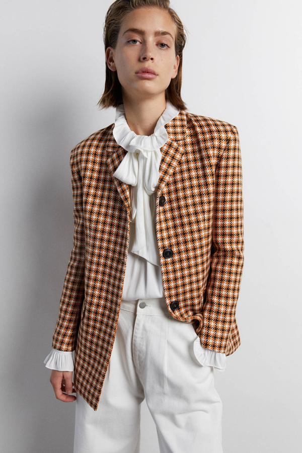 Blazer de cuadros en tonos naranjas y botones a contraste. Rebajada de 59,99 a 35,95 euros.