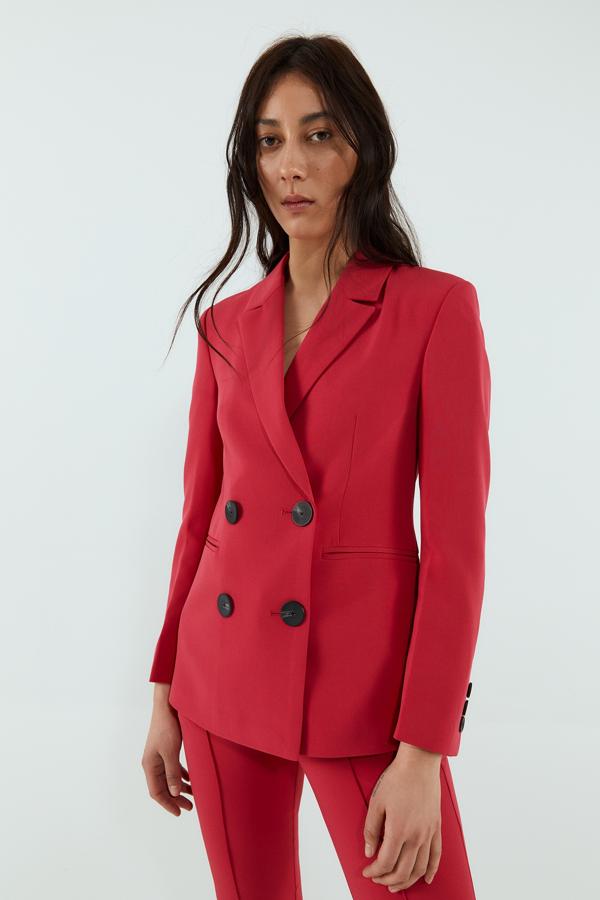 Blazer de doble abotonadura roja. Rebajada de 39,99 a 15,99 euros.