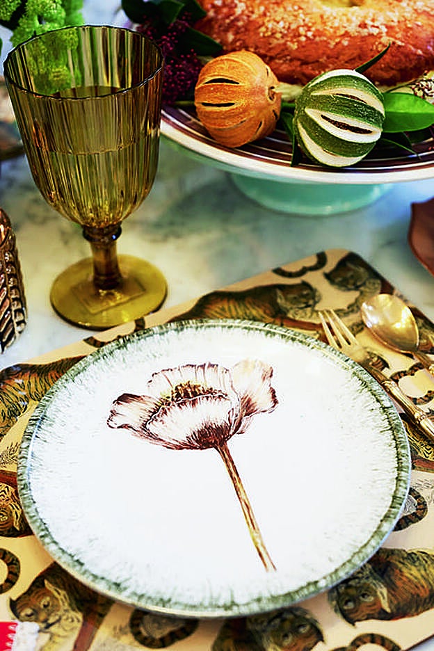 Platos de autor: Vajilla, bandejas y tazas de café, de Los Platos de Pan, de Bárbara Pan de Soraluce. Servilletas y jarra chocolate, de El Almacén de la Casa, de María Hernando. Copas y cubiertos de la estilista.