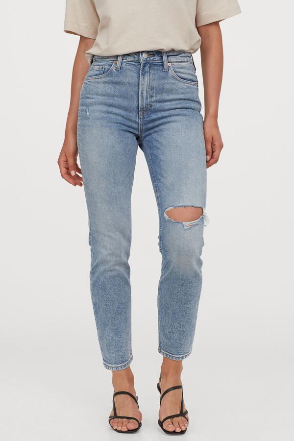 En H&M apuestan por los clásicos. Estos son rectos, en un azul lavado, de largo tobillero y elásticos y tienen un 'roto' que ocupa casi toda la rodilla. Y en una sola pierna (24,99 euros).