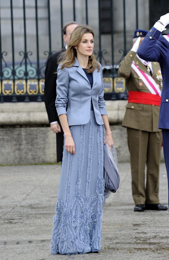 Felipe Varela firma también este conjunto azul grisáceo de chaqueta satinada y falda de gasa con bordados que lució doña Letizia en la Pascua Militar de 2011.