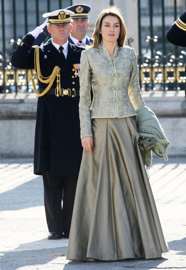 Los tres primeros años, doña Letizia lució el mismo look en la Pascua Militar: este conjunto de Lorenzo Caprile en seda verde con chaqueta de estampado paisley y pasamanería y falda con volumen.