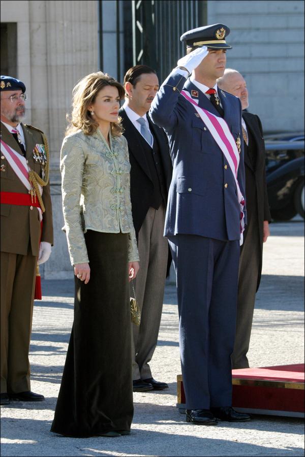 En su debut en la Pascua Militar, doña Letizia estrenó un conjunto de Lorenzo Caprile que combinaba esta chaqueta de seda paisley con remates de pasamanería con una elegante falda de terciopelo en verde oliva.