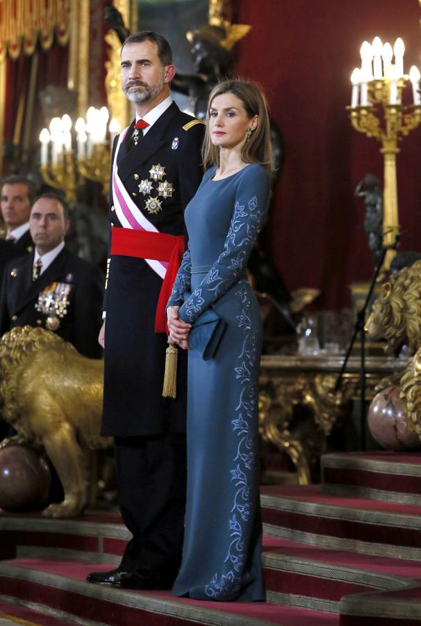 En la Pascua Mlitar de 2015 doña Letizia, ya como Reina, estreno este vestido de líneas sencillas de Felipe Varela confeccionado en doblé crepé de lana verde ópalo con bordados florales en hilo y cristal tanto en las mangas como a lo largo de la falda.