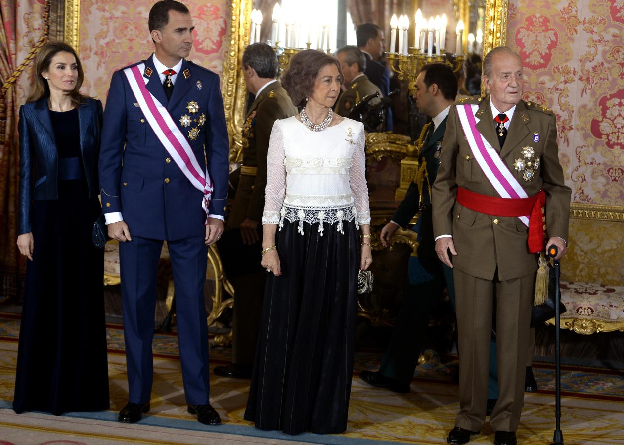 En su último año como Princesa de Asturias, doña Letizia también recicló look: un dos piezas de Varela formado por un vestido de terciopelo azul noche con fajín plisado y chaqueta entallada a juego.
