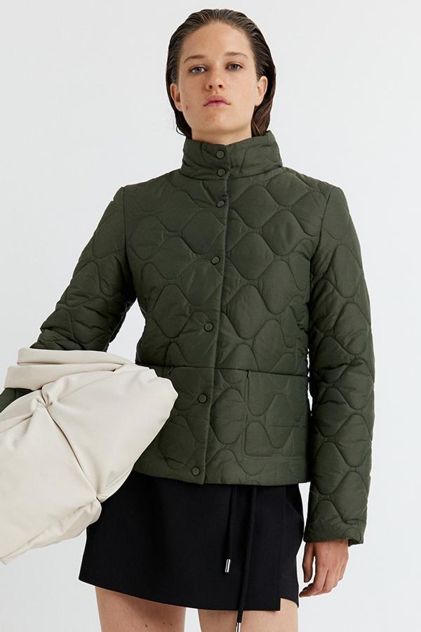 Disponible en verde oscuro o crudo, este abrigo corto acolchado y con cuello chimenea tiene un precio rebajado de 25,99 euros.
