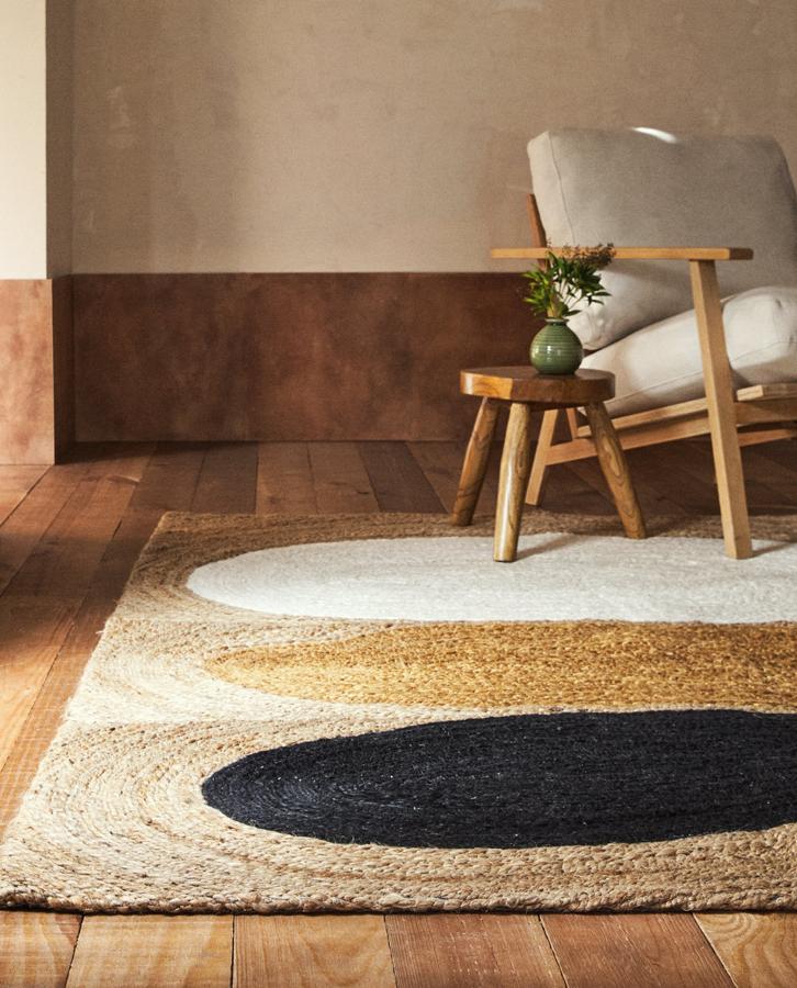 Con unas medidas de 150x200 centímetros, esta alfombra de yute con estampado de grandes círculos en varios colores tiene un precio de 199 euros.