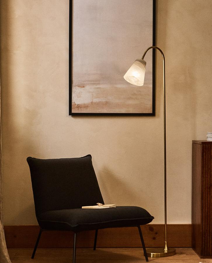 Esta lámpara con pie dorado y tulipa de alabastro tiene unas medidas de 37x146x18 centímetros y un precio de 159 euros.