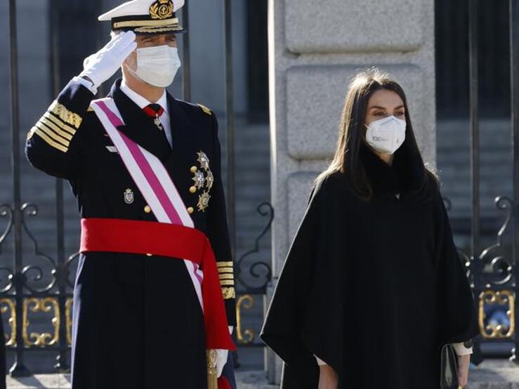 Fotos: Todos los looks de doña Letizia en la Pascua Militar: ¿por qué siempre lleva vestido largo si es un acto de día?