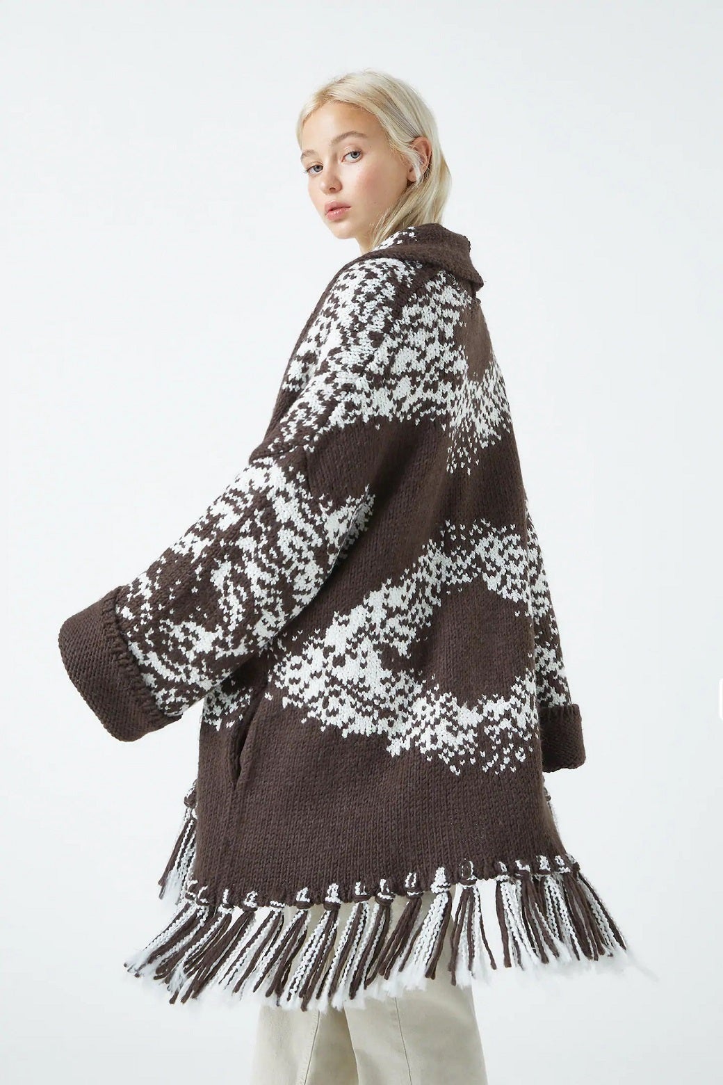 Este abrigo de punto jacquard con flecos es pura tendencia y ha triunfado entre los looks de las influencers más populares. Lo mejor es que estas rebajas podrás conseguirla a mitad de precio. (39,99 euros).