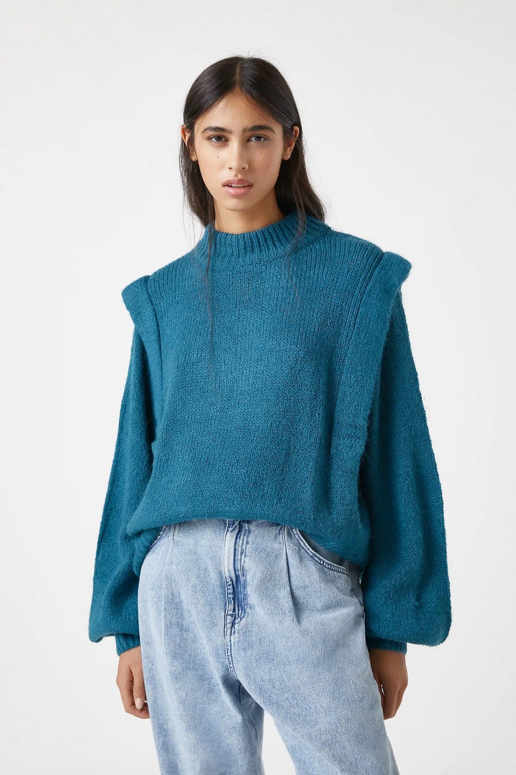 Jersey de punto grueso con diseño de hombreras, cuello perkins y manga larga en un tono super favorecedor. Con 23% de descuento sobre 25,99 euros.