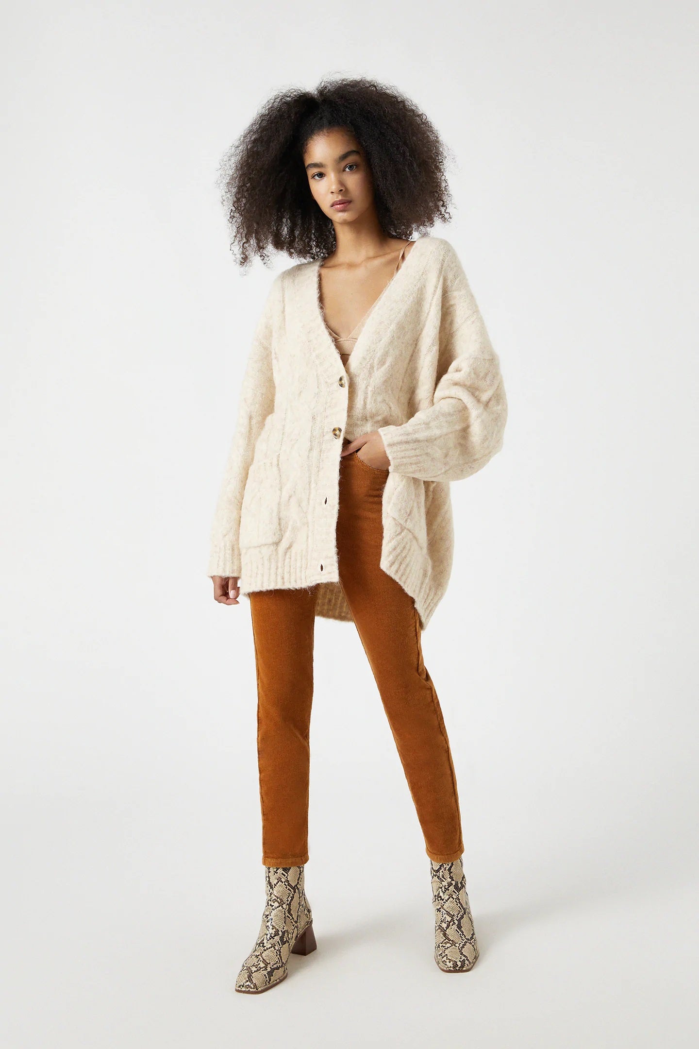 Añade el tejido de pana con estos pantalones estilizadores y combate la bajada de temperaturas de enero con mucho estilo. Aplica un 50% de descuento a sus 19,99 euros.