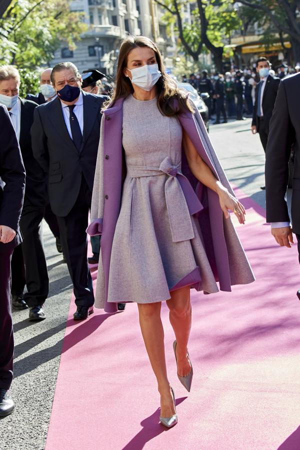 Cierra el 'top 10' nuestra Reina, que vuelve a ser la 'royal' más ahorradora. Desde que comenzó la pandemia, doña Letizia ha seguido una concienzuda estrategia de austeridad, en la que los looks repetidos y 'low cost' han sido los protagonistas. ¿El resultado? Poco más de 15.000 euros en ropa nueva en todo el año.