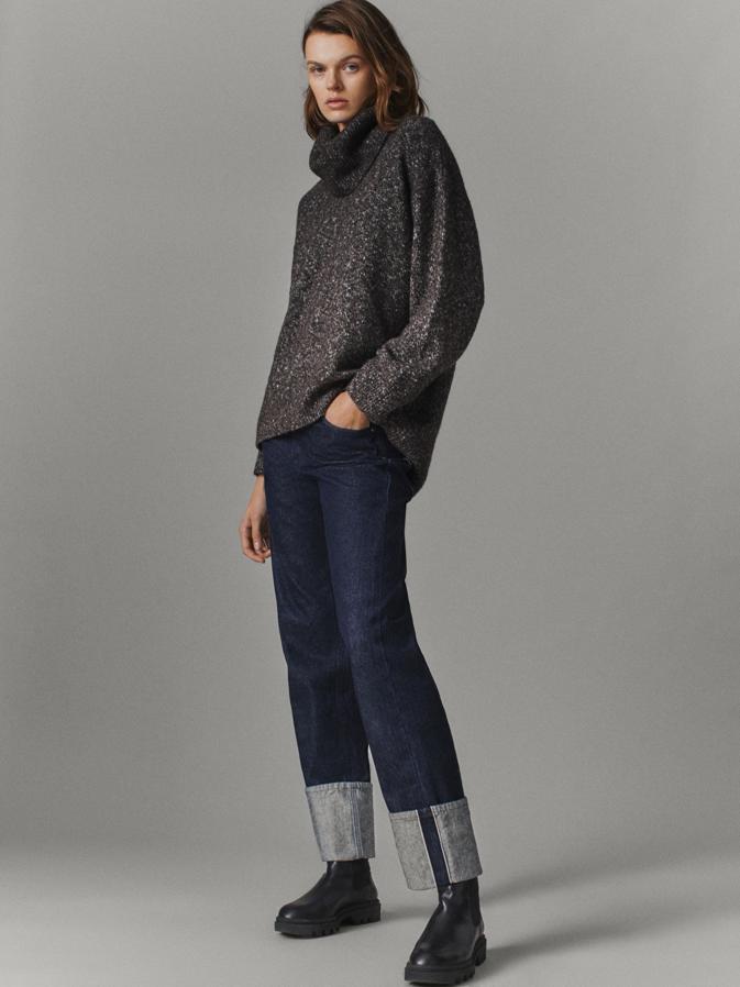 Disponible en color arcilla y en chocolate, este jersey de punto de corte recto con cuello desbocado y acabados acanalados está disponible en las tallas S, M y L y de 69,95 euros ha pasado a costar 49,95 euros.