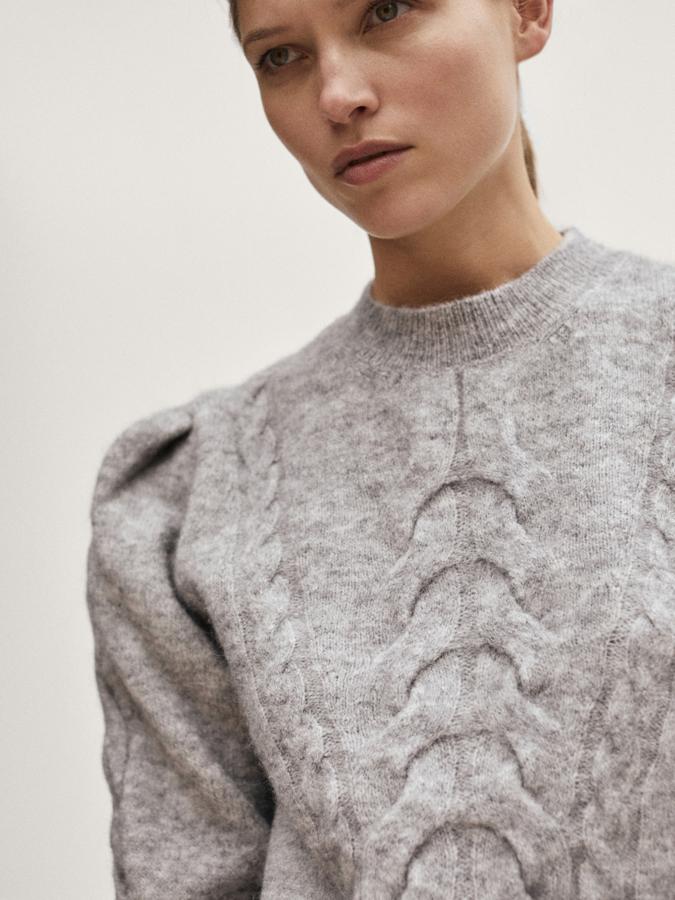 En gris vigoré y diseño trenzado en el frontal, este jersey con mangas abullonadas solo queda en la talla XL y de 69,95 euros ha pasado a costar 49,95 euros.