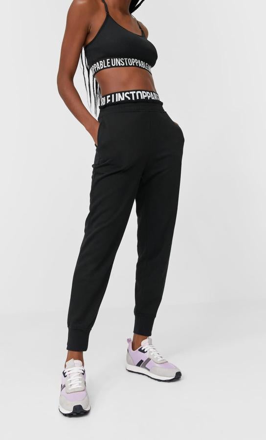 De tiro alto, con cintura elástica con goma estampada, bolsillos delanteros y bajo acabado en puño, estos pantalones jogger de Stradivarius en color negro costaban 15,99 euros y ahora podemos encontrarlos por 9,99 euros.