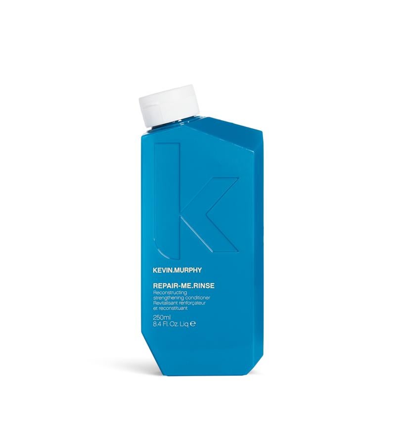 Aporta una gran carga nutritiva con ayuda de ingredientes que abordan la escasez de proteínas, como la manteca de karité y el aloe vera, que hidratan, mejoran la manejabilidad y proporcionan un brillo deslumbrante.  Repair-Me.Rinse de Kevin Murphy  (30,85 €).