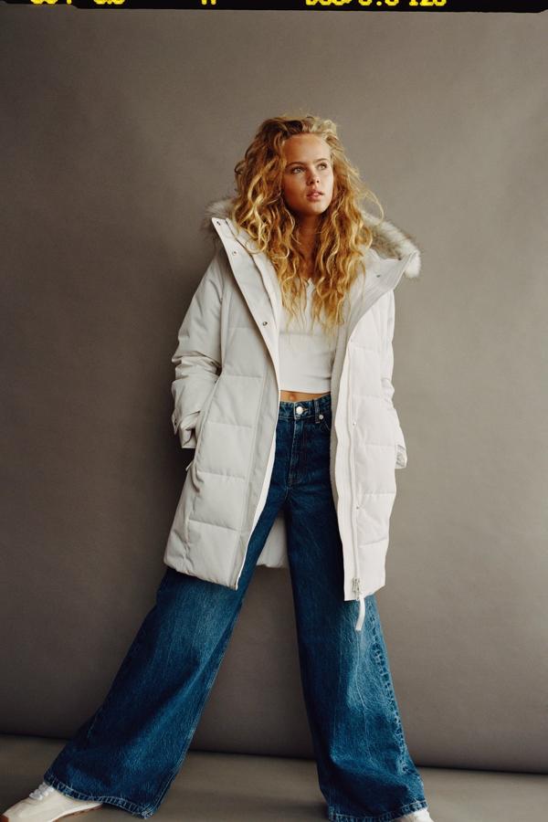 Parka acolchada con capucha y ribete de pelo, de Zara (89,95 €).